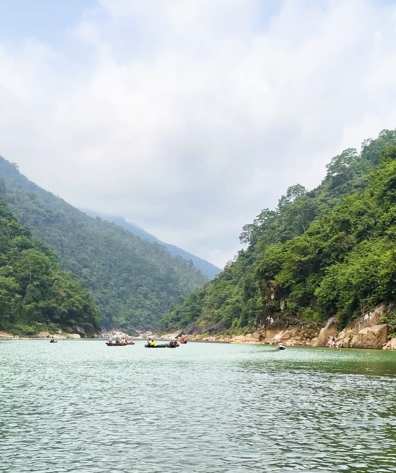 Dawki river upstream 